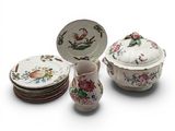 de nombreuses assiettes, tasses et soucoupes posées sur une table