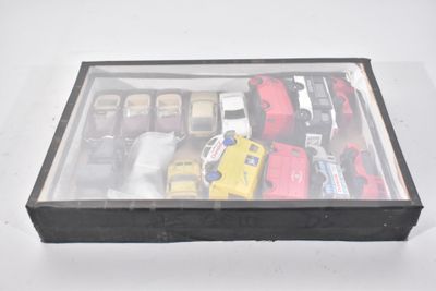 un tas de petites voitures dans une boîte sur une table