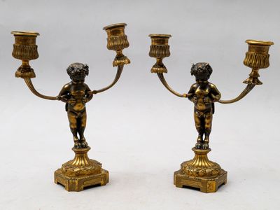 paire de bougeoirs anciens en laiton ornés de chérubins et de chérubins