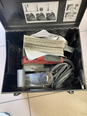 une valise contenant tout un tas d'objets