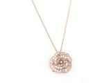 un collier en forme de rose, avec un pendentif en forme de rose suspendu à une chaîne