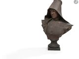 statue d'une femme portant une capuche sur fond blanc