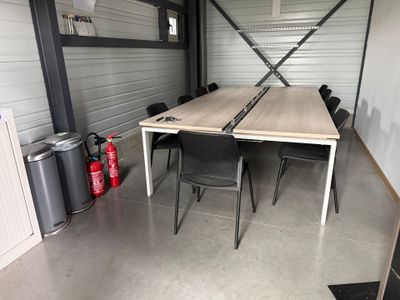 une table et des chaises dans une pièce équipée d'un extincteur
