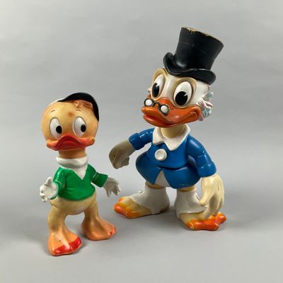 Deux figurines représentant Donald et Daisy sont placées l'une à côté de l'autre