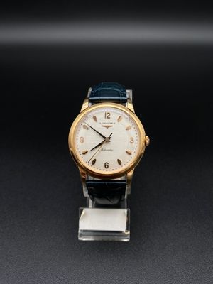 gros plan d'une montre sur une surface noire