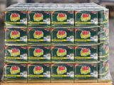une palette remplie de cartons de détergent posée sur une autre palette