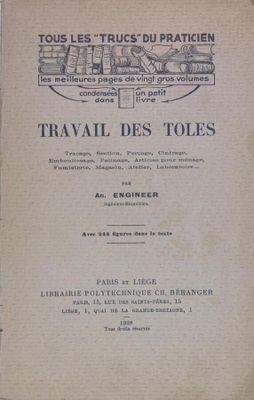 un vieux livre posé sur une table en bois à côté d'un mur