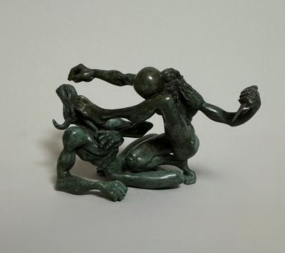 statue représentant deux hommes en train de lutter l'un contre l'autre sur une surface blanche