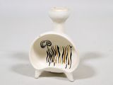 un petit vase blanc orné d'un motif en noir et blanc