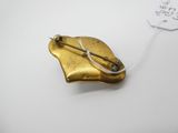 une image représentant une broche en or munie d'une épingle