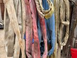 un tas de cordes et d'autres objets par terre