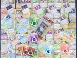 une grande collection de cartes Pokémon posée sur une table