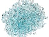 un tas de galets de verre bleus posés sur une surface blanche