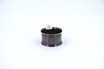 un gros plan d'une petite tasse noire posée sur une surface blanche