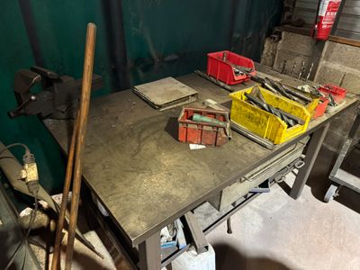 une table sur laquelle sont posés des outils, dans un garage