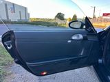 la portière d'une voiture est ouverte sur le bord de la route