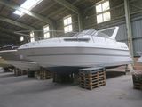 un bateau posé sur des palettes dans un bâtiment