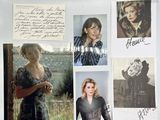 un réfrigérateur sur lequel sont collées des photos de femmes et des inscriptions sur le mur