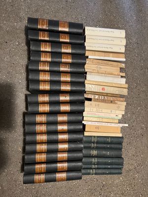 plusieurs livres sont empilés les uns sur les autres par terre
