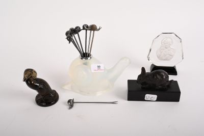 un grand nombre d'objets posés sur une table