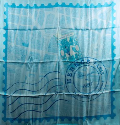 HERMES Paris Carré en twill de soie imprimé, "De passage à P…