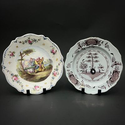 deux assiettes avec une peinture représentant un homme et une femme