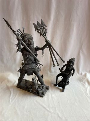 deux figurines représentant un homme et une femme armés de lances et de javelots