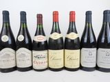 plusieurs bouteilles de vin sont alignées dans une rangée