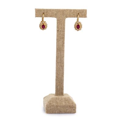 gros plan d'une paire de boucles d'oreilles sur un support