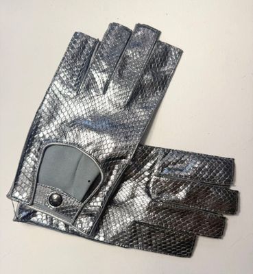 des gants en cuir argenté avec des boucles sur un fond blanc