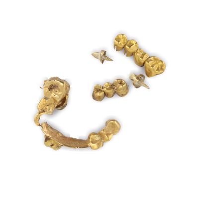 une image représentant une boucle d'oreille en or et une boucle d'oreille en or sur fond blanc