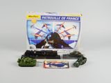 un véhicule militaire miniature et un char miniature posés sur une table