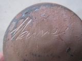 un vase marron sur lequel figure une inscription écrite de la main de quelqu'un