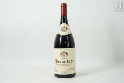 une bouteille de vin posée sur une table