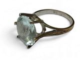 l'image d'une bague contenant une pierre bleue