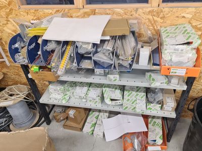 une étagère contenant de nombreux objets dans une pièce