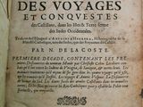 un vieux livre écrit posé sur une table
