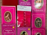 plusieurs livres sont posés sur une table les uns à côté des autres
