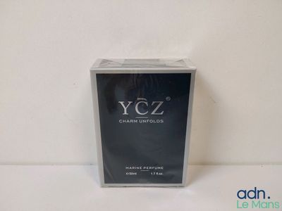 gros plan d'une boîte de parfum sur une surface blanche