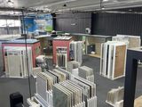 Il y a de nombreux types de fenêtres et de portes dans cette pièce.