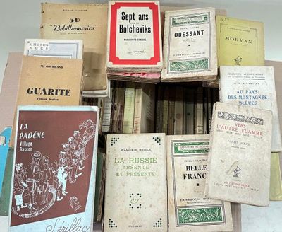 un grand nombre de livres empilés les uns sur les autres