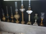 tout un tas de bougies posées sur une étagère