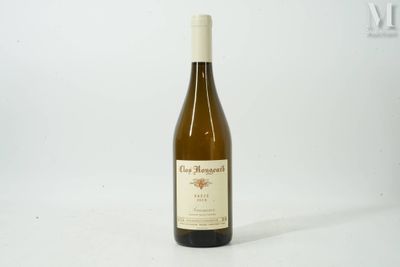 une bouteille de vin posée sur une table