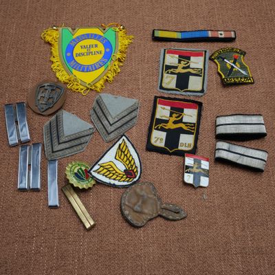 beaucoup d'insignes et de badges militaires par terre