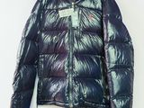 un gros plan sur une veste brillante suspendue à un cintre