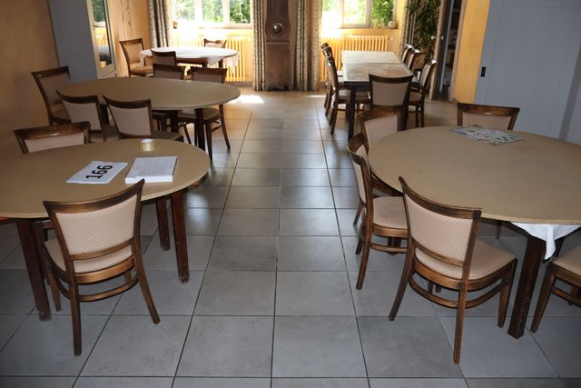 12 tables à juponner piètement métal plateaux bois aggloméré de d...