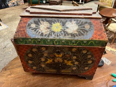 une boîte en bois posée sur une table
