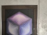 une photo d'une photo d'un cube accroché au mur