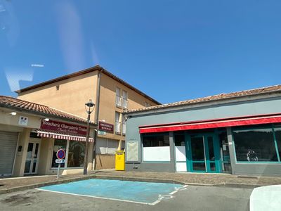 un parking situé devant un immeuble devant lequel se trouve un parking