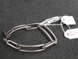 un bracelet en argent auquel est attachée une étiquette